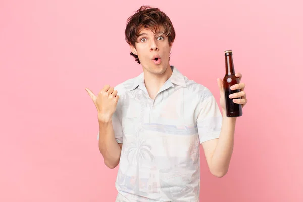 Young Tourist Beer Looking Astonished Disbelief — Stock Photo, Image