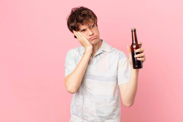 Jovem Turista Com Uma Sensação Cerveja Entediado Frustrado Sonolento Depois — Fotografia de Stock