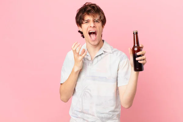 Jovem Turista Com Uma Cerveja Olhando Desesperado Frustrado Estressado — Fotografia de Stock