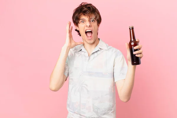 Jovem Turista Com Uma Cerveja Gritando Com Mãos — Fotografia de Stock