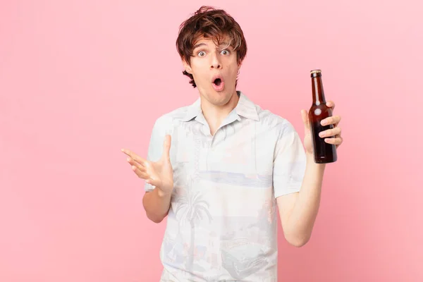 Young Tourist Beer Feeling Extremely Shocked Surprised — Stock Photo, Image