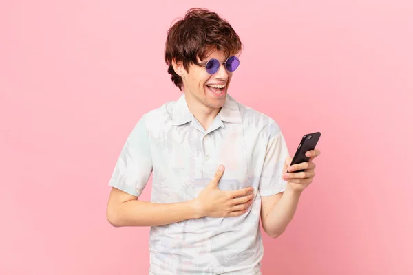 Молодой Человек Мобильным Телефоном Громко Смеется Над Какой Смешной Шуткой — стоковое фото