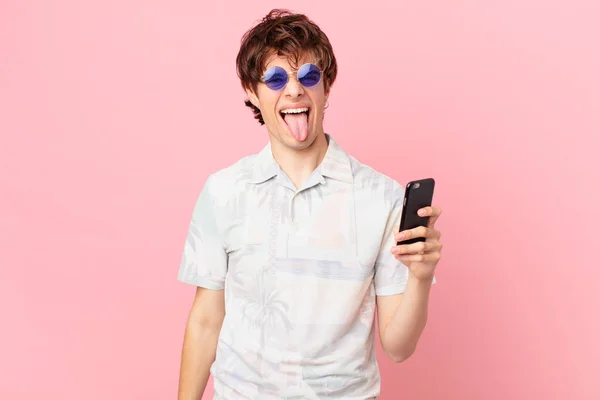 Νεαρός Άνδρας Κινητό Τηλέφωνο Χαρούμενη Και Επαναστατική Στάση Αστειεύεται Και — Φωτογραφία Αρχείου