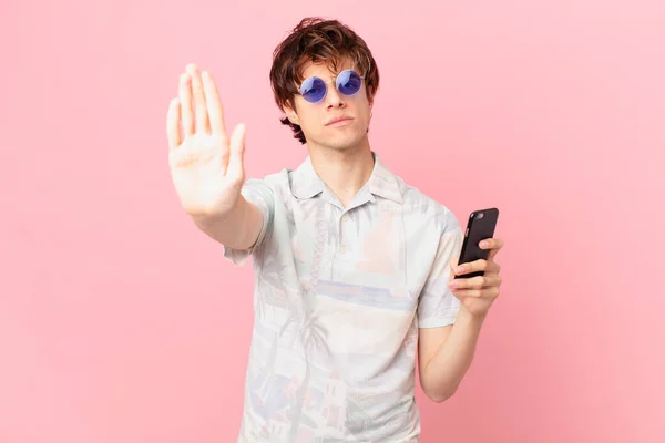 Νεαρός Άνδρας Ένα Κινητό Τηλέφωνο Φαίνεται Σοβαρή Δείχνει Ανοιχτή Παλάμη — Φωτογραφία Αρχείου