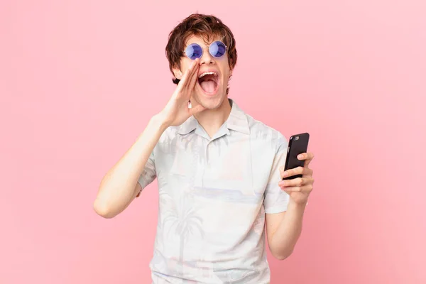 Молодой Человек Сотовым Телефоном Чувствует Себя Счастливым Раздавая Громкий Крик — стоковое фото