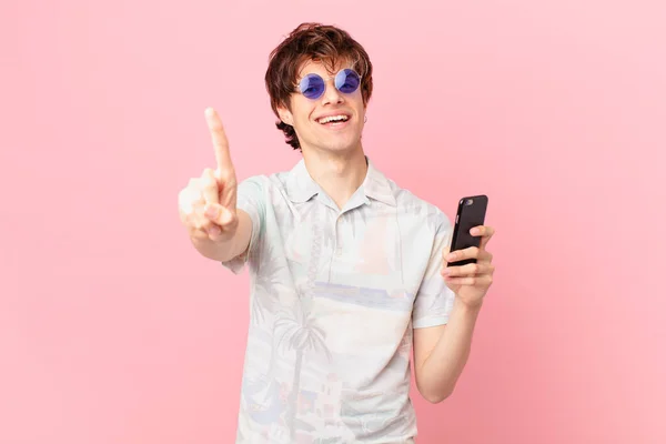 Νεαρός Άνδρας Ένα Κινητό Τηλέφωνο Χαμογελά Περήφανα Και Αυτοπεποίθηση Κάνοντας — Φωτογραφία Αρχείου