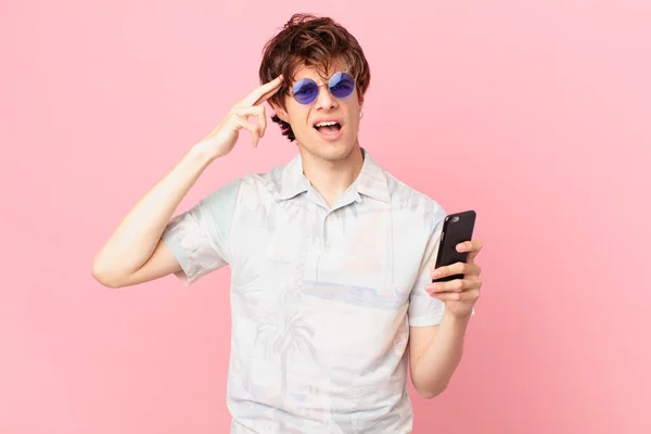 Ung Man Med Mobiltelefon Känsla Förvirrad Och Förbryllad Visar Att — Stockfoto