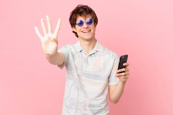 Jeune Homme Avec Téléphone Portable Souriant Regardant Amical Montrant Numéro — Photo