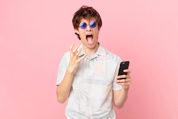 Jonge Man Met Een Mobiele Telefoon Zoek Wanhopig Gefrustreerd Gestrest — Stockfoto