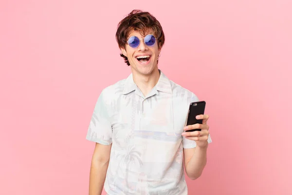Молодий Чоловік Мобільним Телефоном Виглядає Щасливим Приємно Здивованим — стокове фото