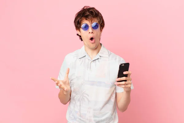Молодой Человек Сотовым Телефоном Чувствует Себя Чрезвычайно Шокированным Удивленным — стоковое фото