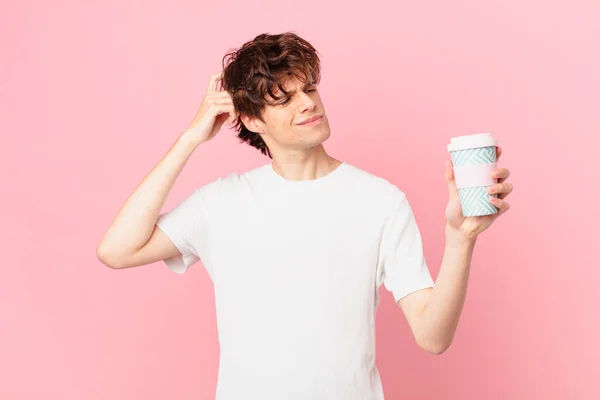 Jovem Com Uma Sensação Café Confuso Confuso Arranhando Cabeça — Fotografia de Stock