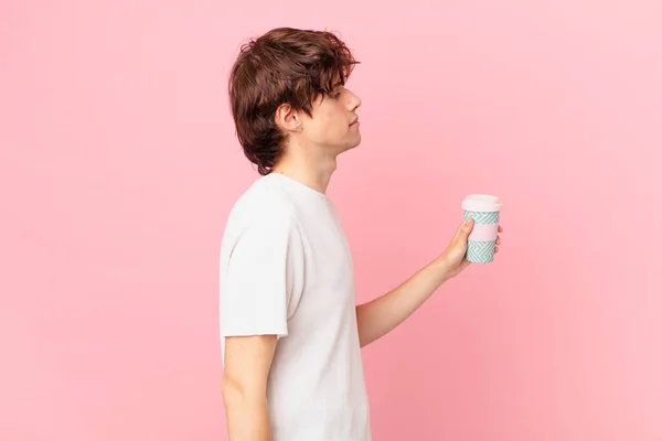 一个喝咖啡的年轻人 有形象的观点 想象或白日梦 — 图库照片