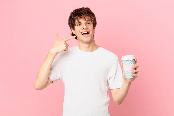 Jovem Com Café Sorrindo Confiantemente Apontando Para Próprio Sorriso Largo — Fotografia de Stock