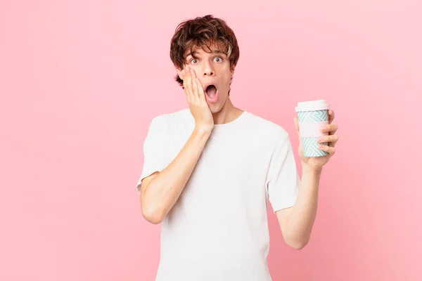 Ung Man Med Kaffe Känsla Chockad Och Rädd — Stockfoto
