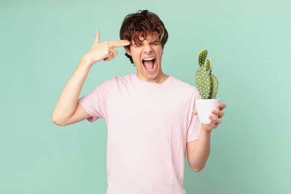 Jeune Homme Avec Cactus Regardant Malheureux Stressé Geste Suicidaire Faisant — Photo