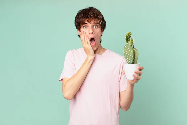 Jonge Man Met Een Cactus Gevoel Geschokt Bang — Stockfoto