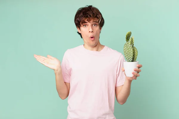 Jonge Man Met Een Cactus Kijken Verrast Geschokt Met Kaak — Stockfoto