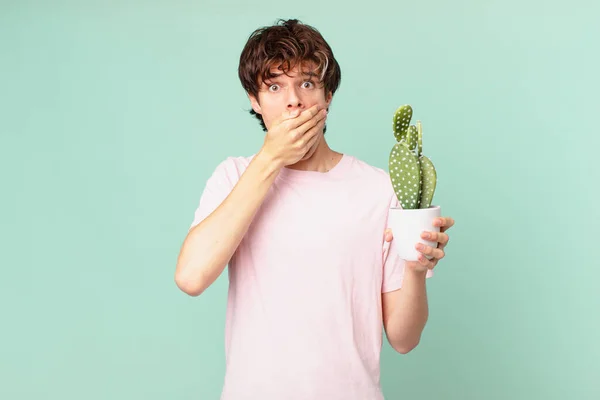 Jeune Homme Avec Cactus Couvrant Bouche Avec Les Mains Avec — Photo