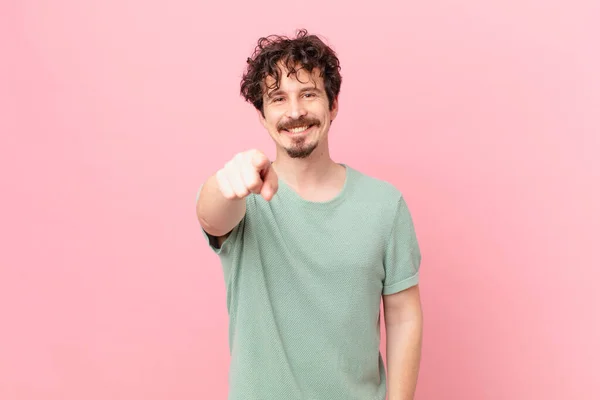 Junger Schöner Mann Der Auf Die Kamera Zeigt Und Dich — Stockfoto