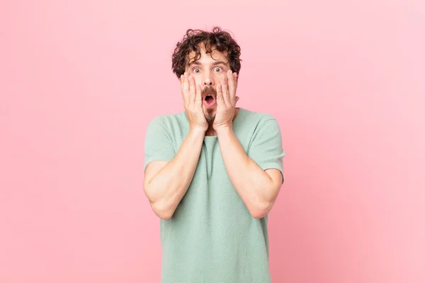 Ung Stilig Man Som Känner Sig Chockad Och Rädd — Stockfoto