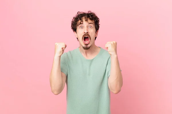 Junger Schöner Mann Schreit Aggressiv Mit Wütendem Gesichtsausdruck — Stockfoto