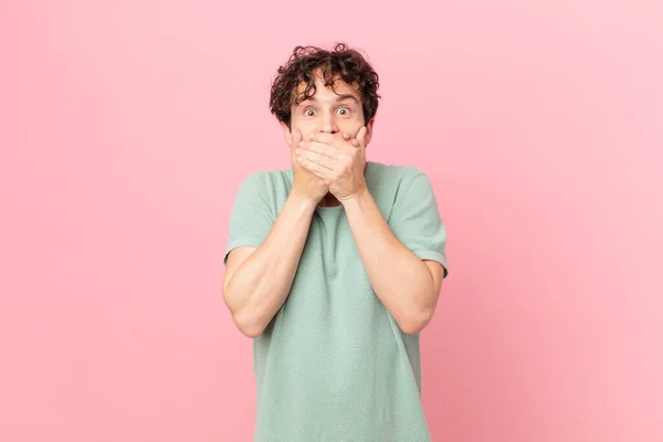 Ung Stilig Man Täcker Munnen Med Händerna Med Chockad — Stockfoto