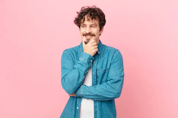 Joven Hombre Guapo Sonriendo Con Una Expresión Feliz Segura Con —  Fotos de Stock