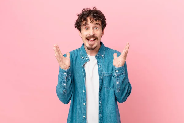 Joven Guapo Hombre Sintiéndose Feliz Asombrado Por Algo Increíble —  Fotos de Stock