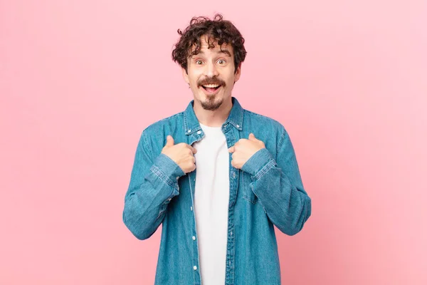 Joven Guapo Hombre Sintiéndose Feliz Apuntando Mismo Con Emocionado — Foto de Stock