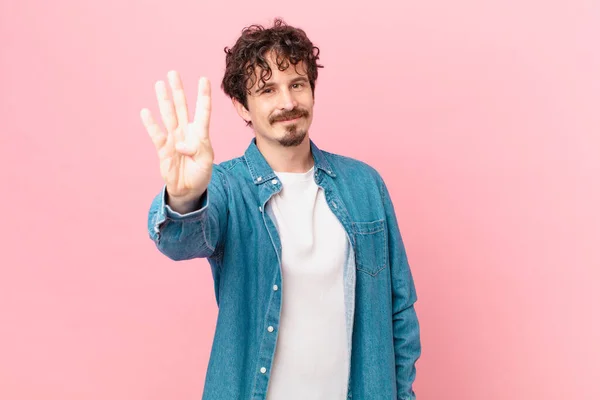 Junger Gutaussehender Mann Der Freundlich Lächelt Und Nummer Vier Zeigt — Stockfoto