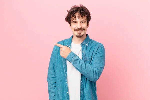 Joven Hombre Guapo Sonriendo Alegremente Sintiéndose Feliz Señalando Lado — Foto de Stock