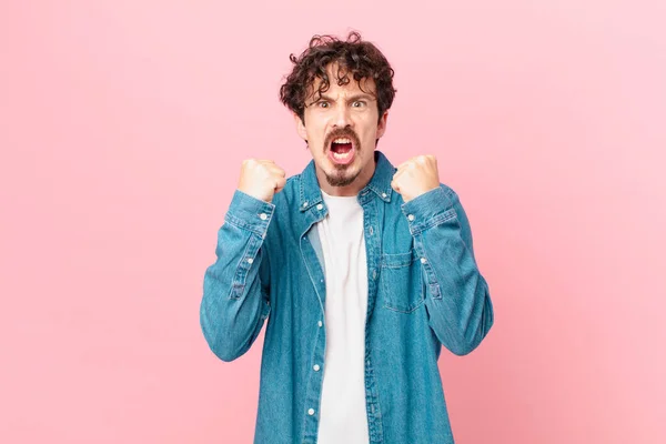 Junger Schöner Mann Schreit Aggressiv Mit Wütendem Gesichtsausdruck — Stockfoto