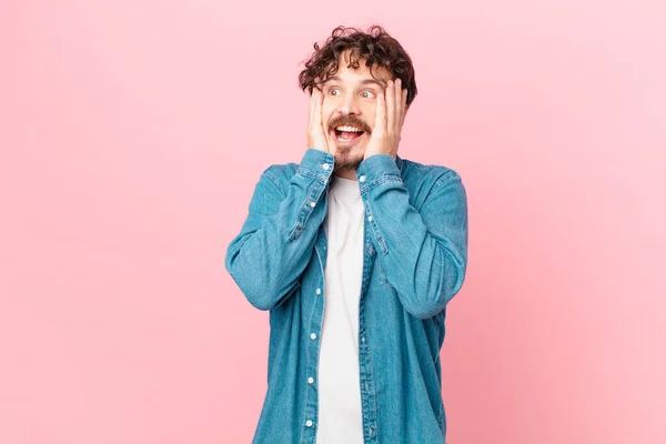 Joven Hombre Guapo Sentirse Feliz Emocionado Sorprendido —  Fotos de Stock