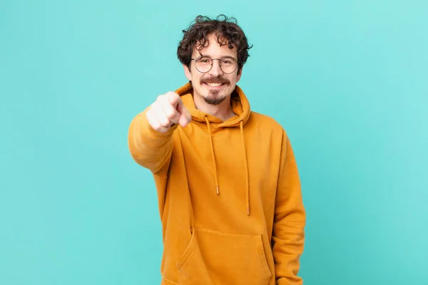 Junger Schöner Mann Der Auf Die Kamera Zeigt Und Dich — Stockfoto