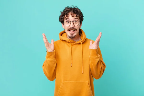 Jovem Homem Bonito Sentindo Feliz Surpreso Com Algo Inacreditável — Fotografia de Stock