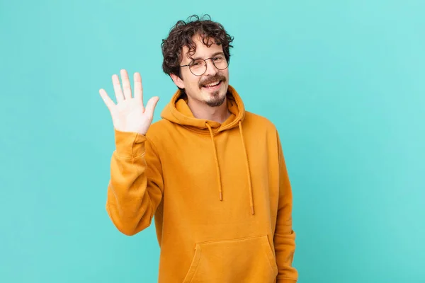 Junger Gutaussehender Mann Lächelt Glücklich Winkt Mit Der Hand Begrüßt — Stockfoto