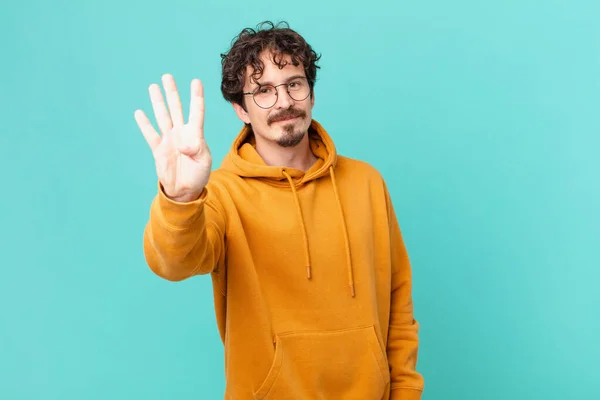 Junger Gutaussehender Mann Der Freundlich Lächelt Und Nummer Vier Zeigt — Stockfoto