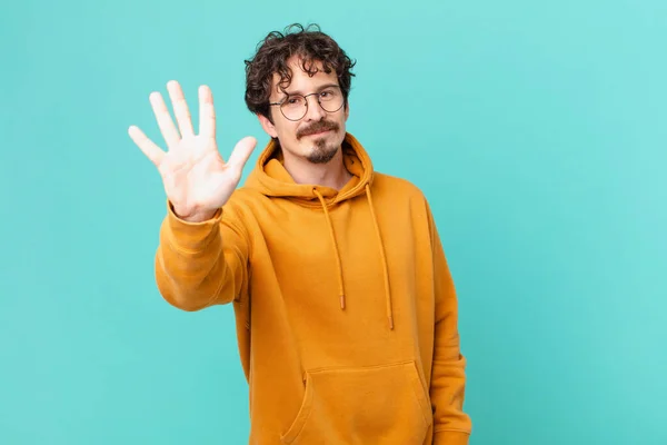 Junger Gutaussehender Mann Der Freundlich Lächelt Und Nummer Fünf Zeigt — Stockfoto