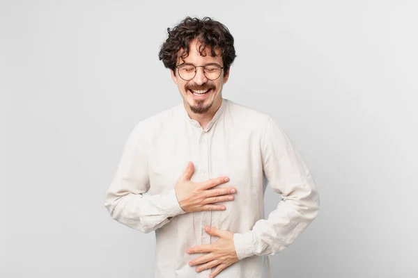 Joven Guapo Hombre Riendo Voz Alta Algún Chiste Hilarante — Foto de Stock