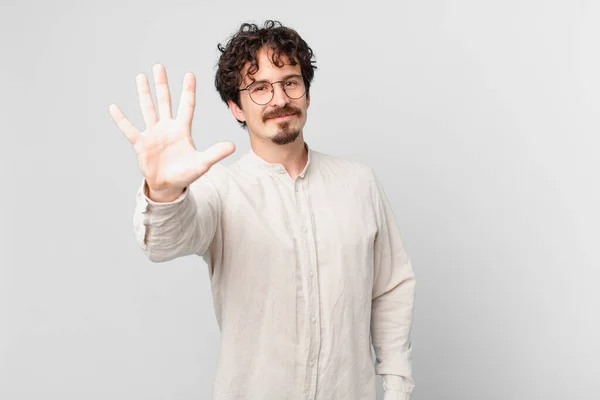 Jovem Bonito Homem Sorrindo Olhando Amigável Mostrando Número Cinco — Fotografia de Stock