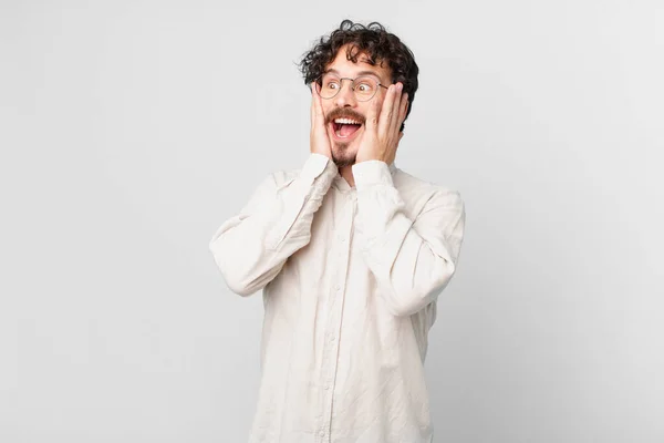 Jovem Homem Bonito Sentindo Feliz Animado Surpreso — Fotografia de Stock