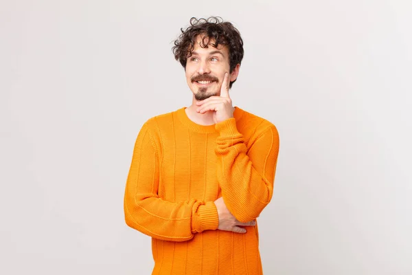 Joven Hombre Guapo Sonriendo Feliz Soñando Despierto Dudando — Foto de Stock