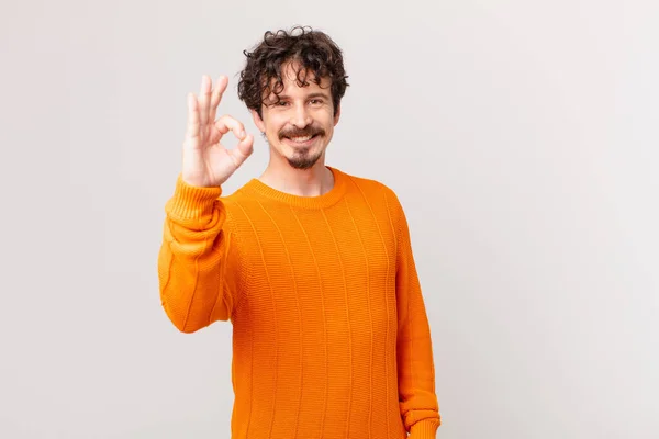 Joven Guapo Hombre Sintiéndose Feliz Mostrando Aprobación Con Gesto Bien —  Fotos de Stock