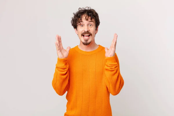 Jovem Homem Bonito Sentindo Feliz Surpreso Com Algo Inacreditável — Fotografia de Stock