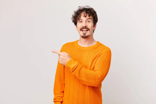 Joven Guapo Hombre Mirando Emocionado Sorprendido Señalando Lado — Foto de Stock