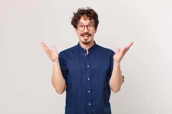 Joven Guapo Hombre Sintiéndose Feliz Asombrado Por Algo Increíble — Foto de Stock