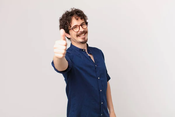 Jovem Bonito Homem Sentindo Orgulhoso Sorrindo Positivamente Com Polegares Para — Fotografia de Stock