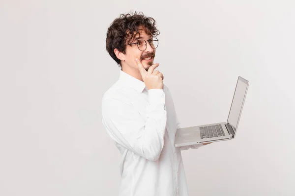 Jeune Homme Avec Ordinateur Portable Souriant Joyeusement Rêvant Doutant — Photo