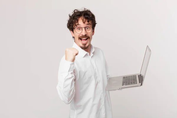 Młody Człowiek Laptopem Czuje Się Zszokowany Śmieje Się Świętuje Sukces — Zdjęcie stockowe